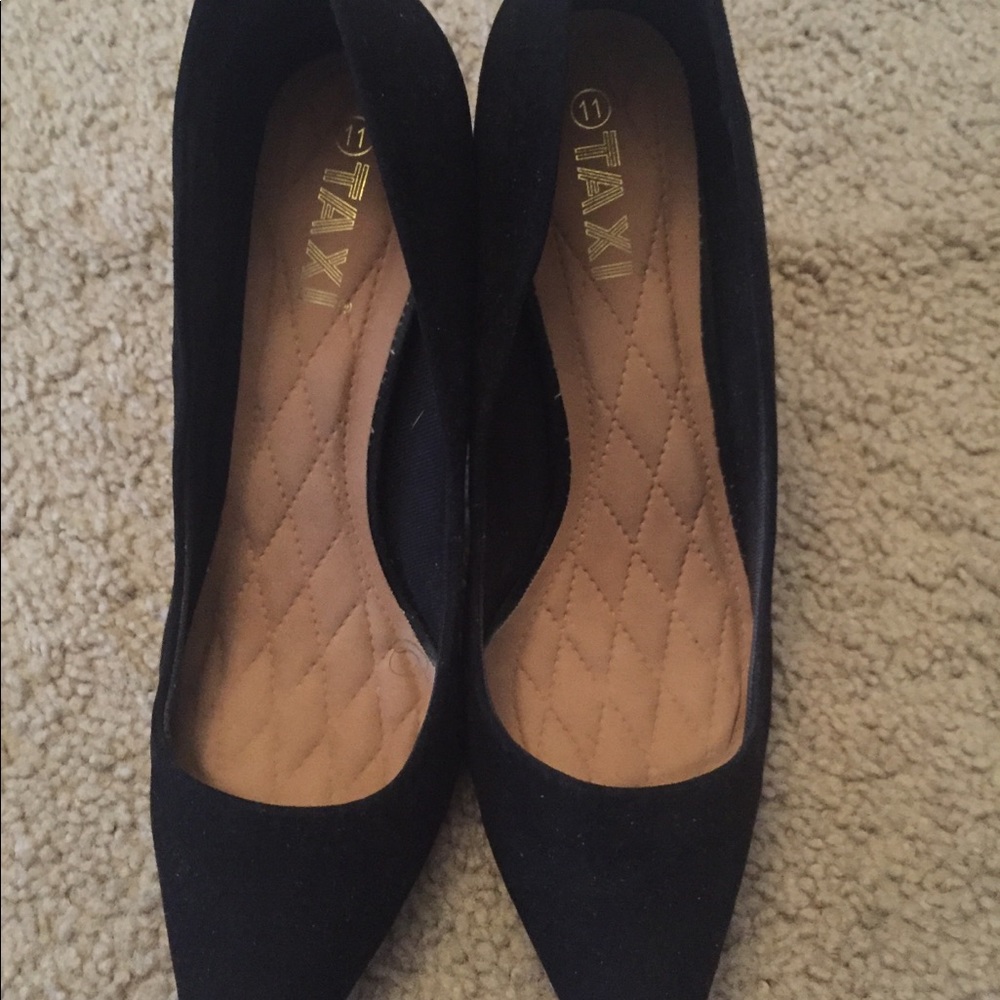 Black chunky heel pumps